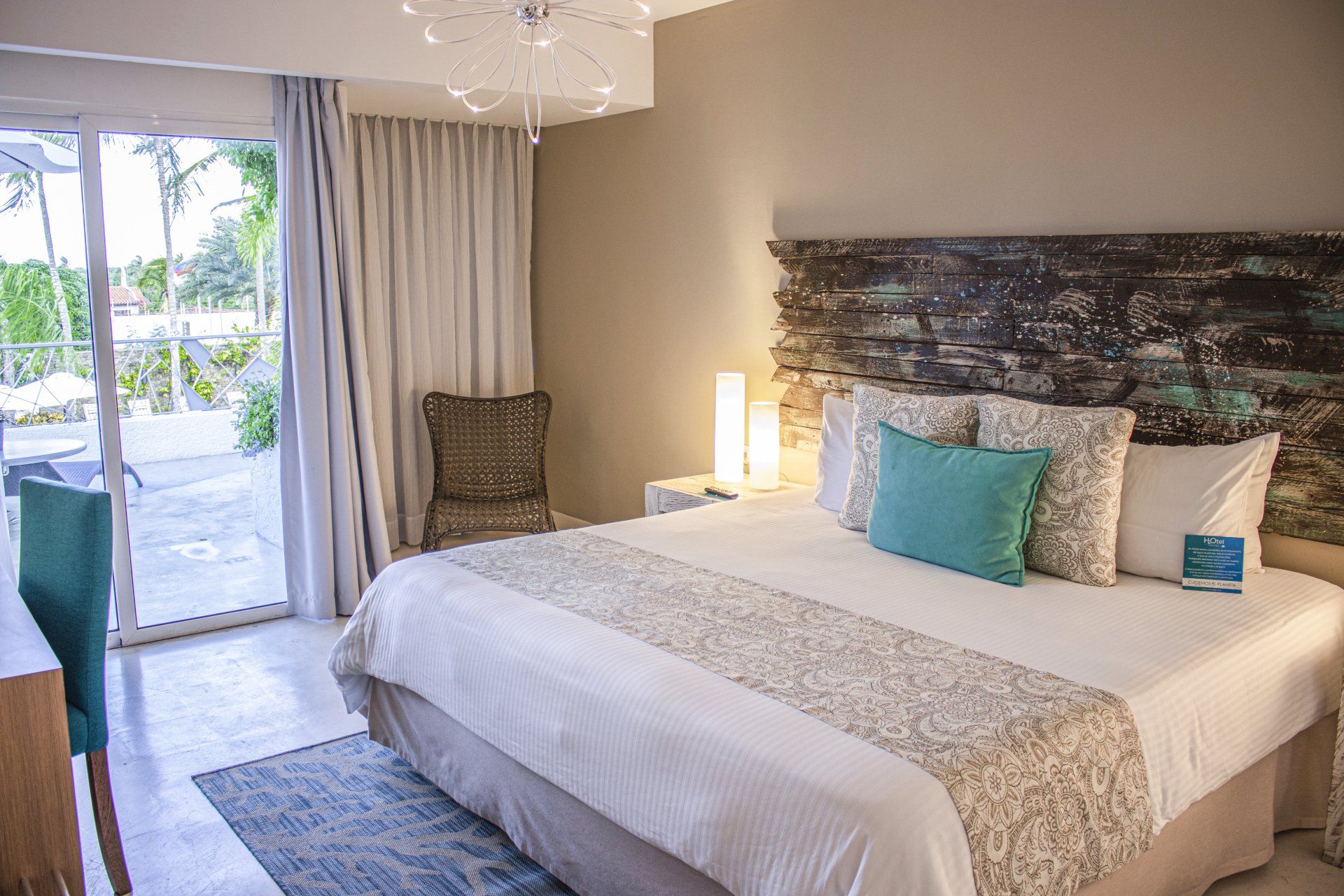 Habitación Superior King en H2Otel by LD, elegancia y confort con vista a la naturaleza de Isla Margarita.