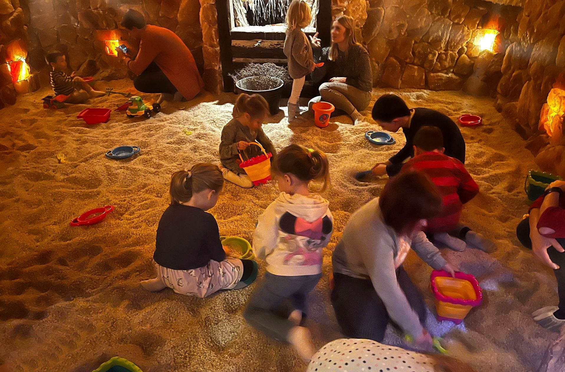 Kinder buddeln und suchen Schätze in der Salzgrotte Salina