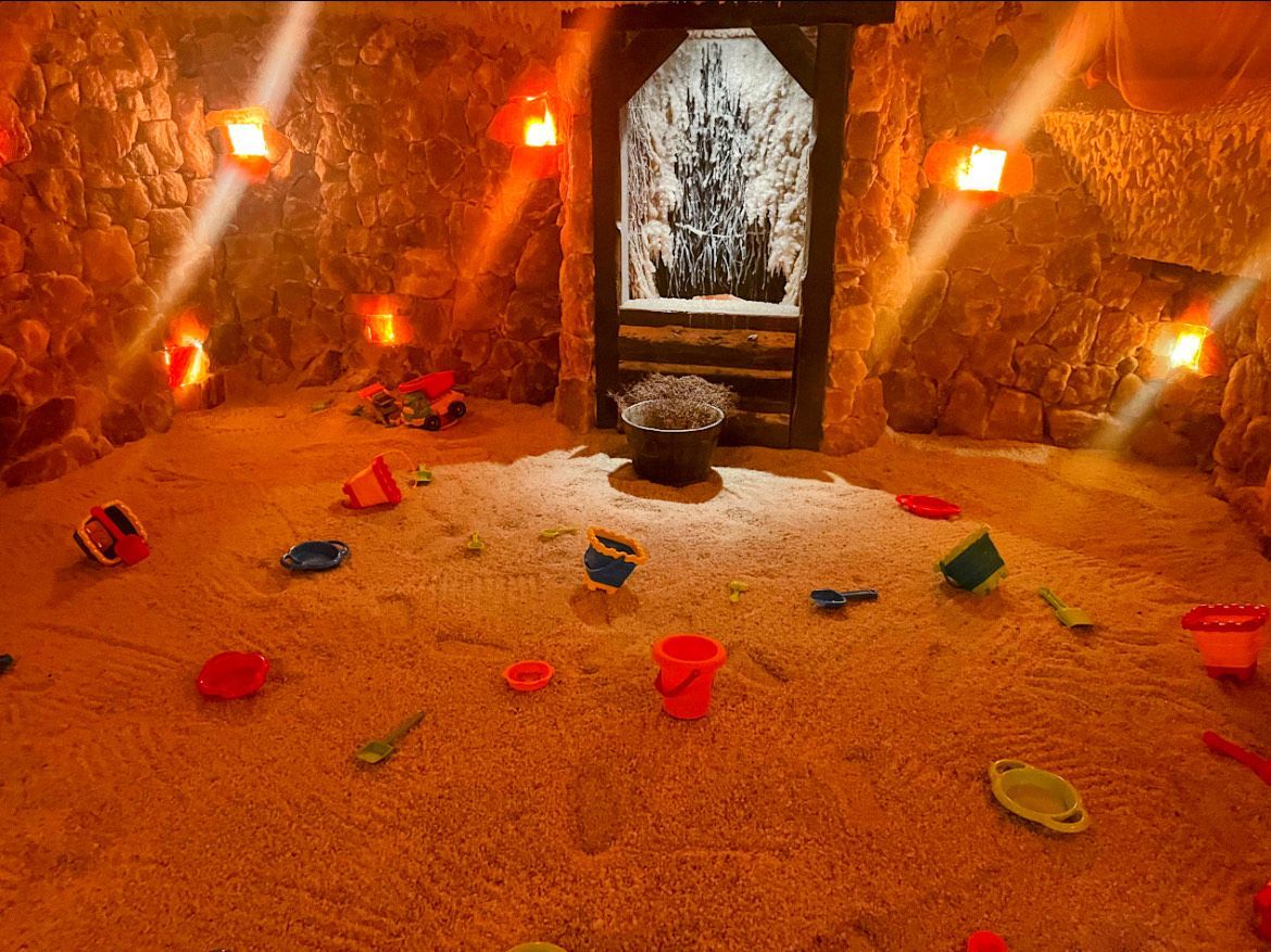 Kinderplasitkeimer in der Salzgrotte Saline