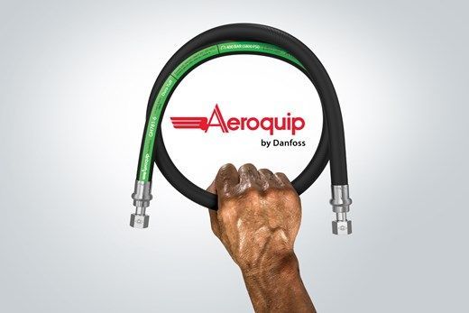 Une main tient un tuyau sur lequel est écrit Aeroquip