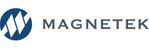 Un gros plan d'un logo magnetek sur fond blanc.