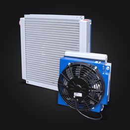 Un ventilateur bleu est assis à côté d'un radiateur blanc sur fond noir.