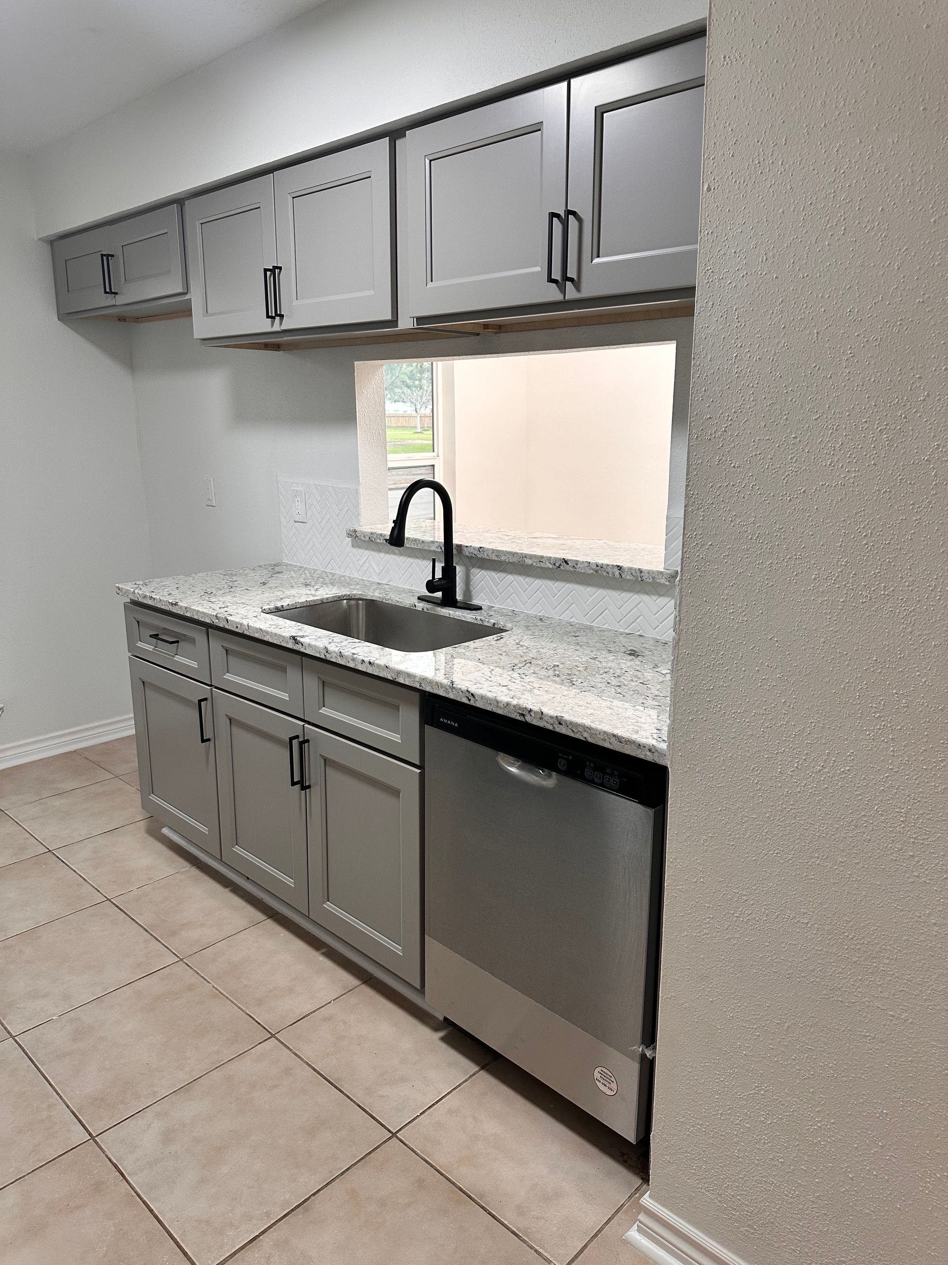 A kitchen with stainless steel appliances and granite counter tops
