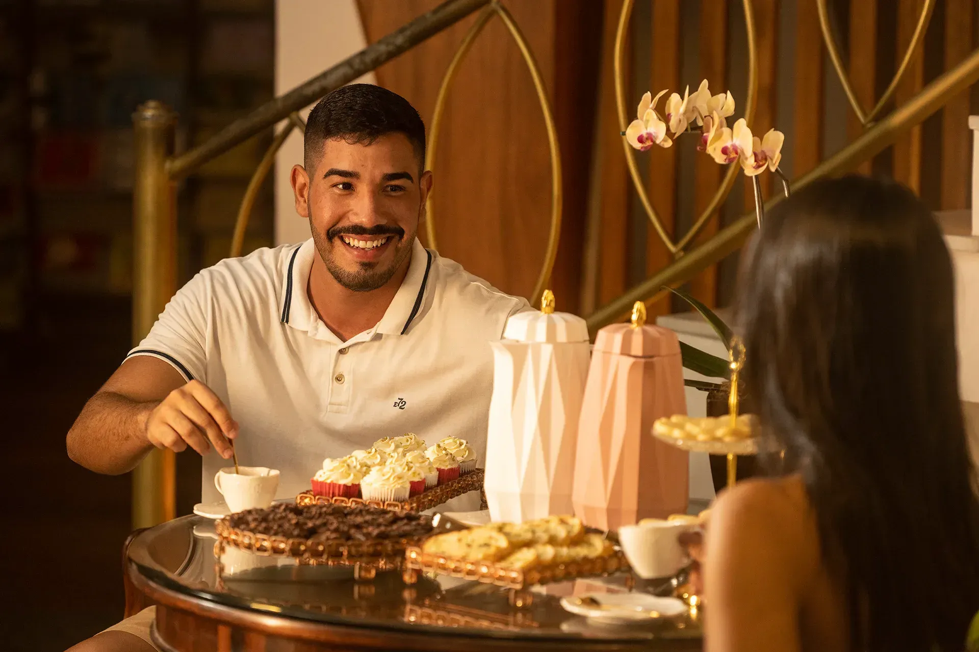 Uma mesa com pratos de comida e um dispensador de bebidas.