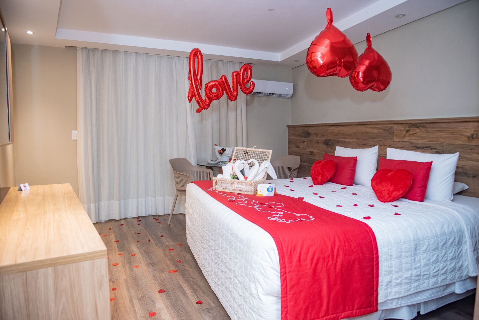 Um homem e uma mulher estão sentados à mesa de um quarto de hotel.