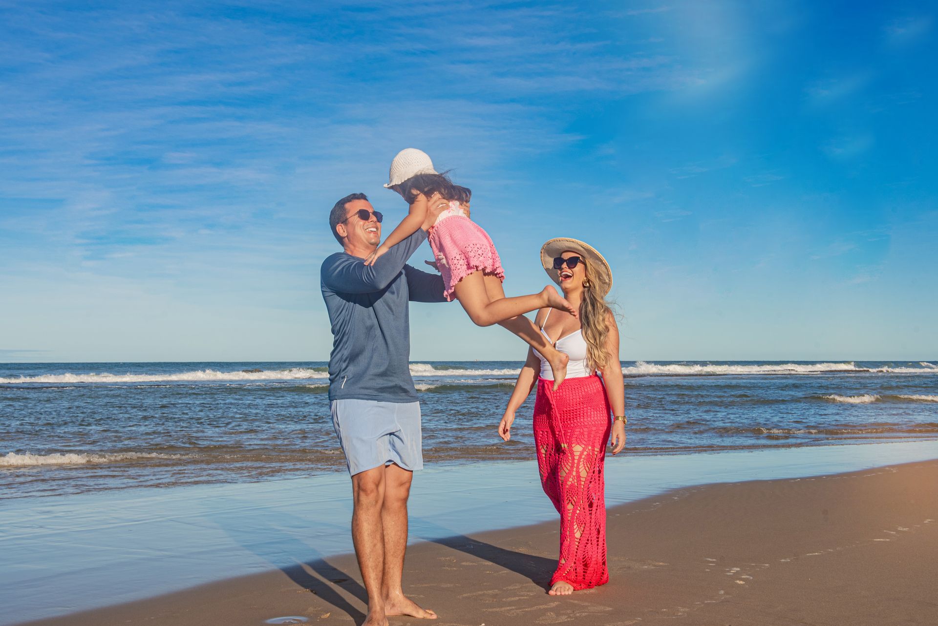 Uma família está fazendo um piquenique na praia.
