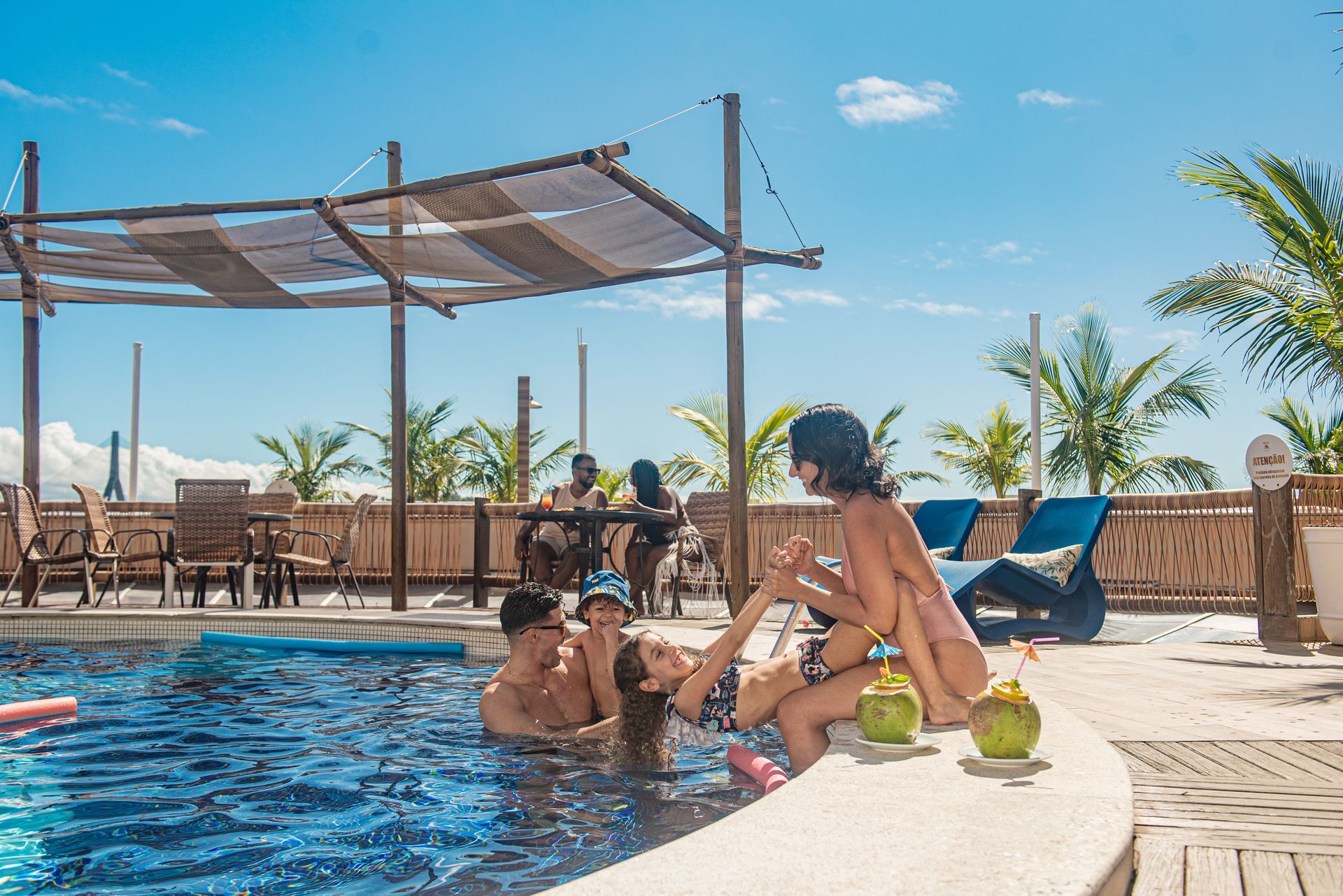 Um homem e uma menina estão caminhando na praia.