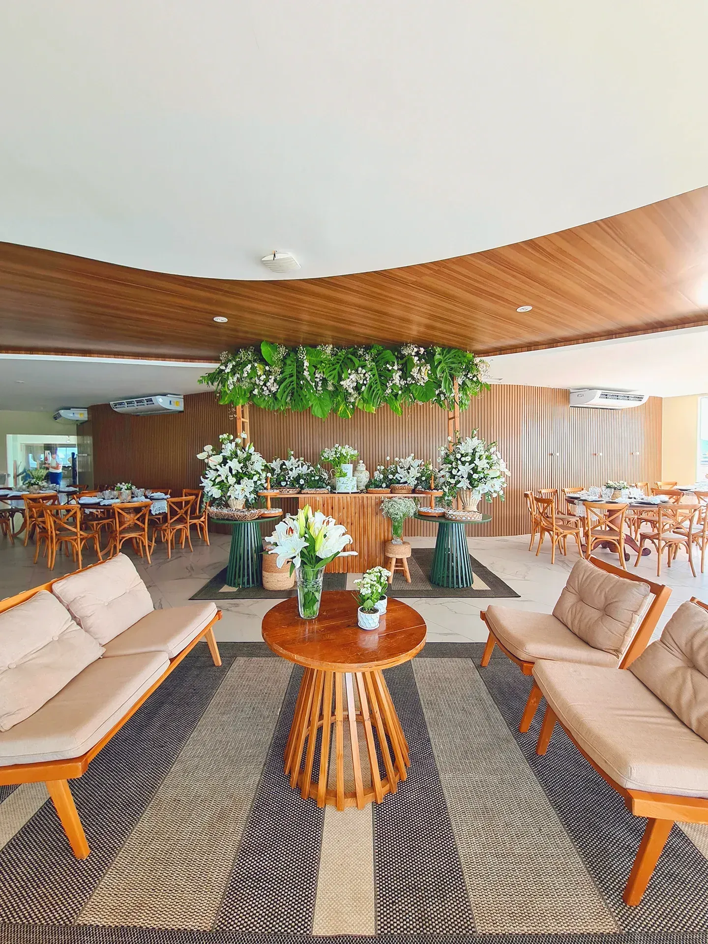 Uma sala cheia de móveis e uma mesa com flores.