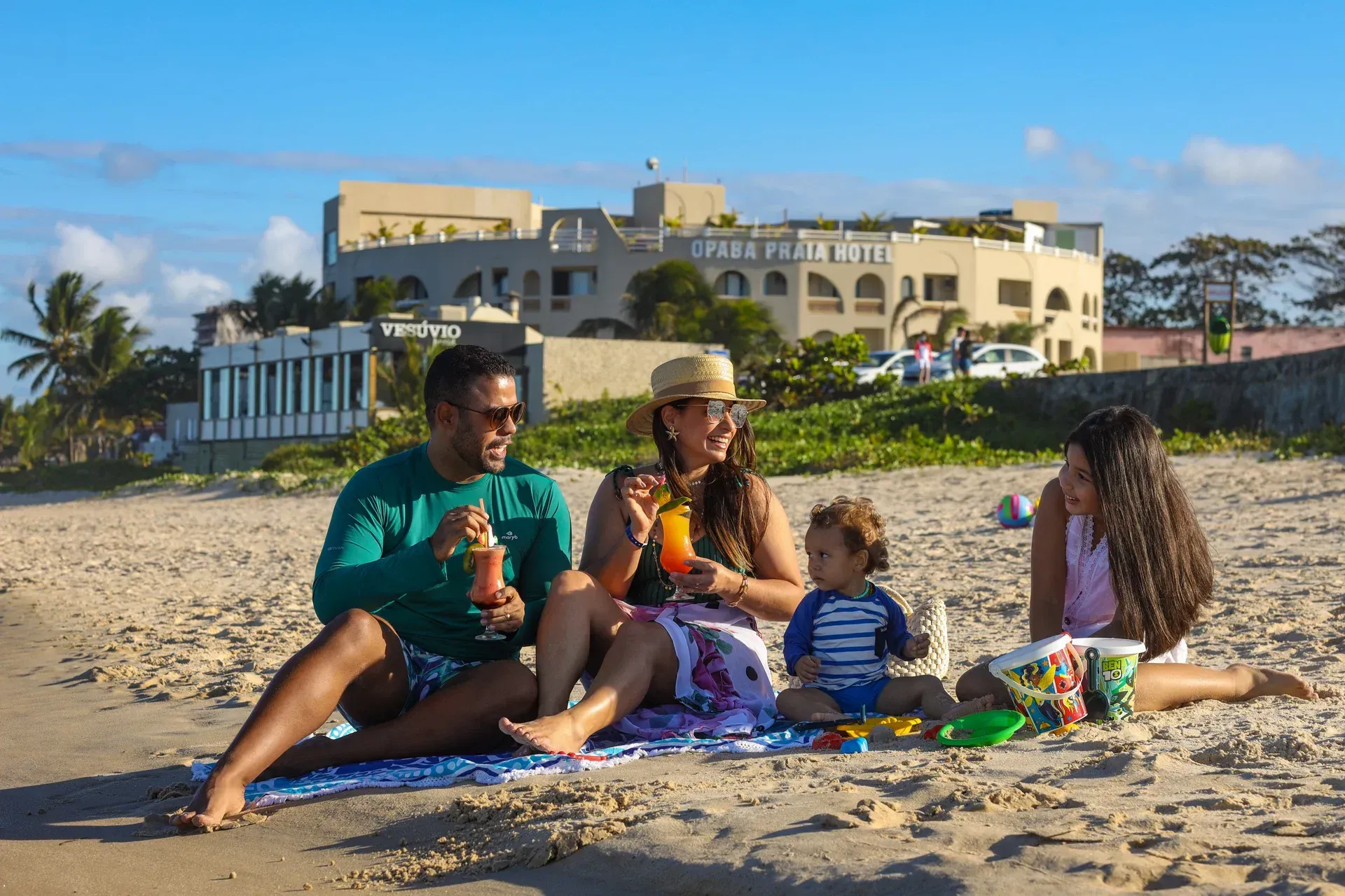 Uma família está fazendo um piquenique na praia.