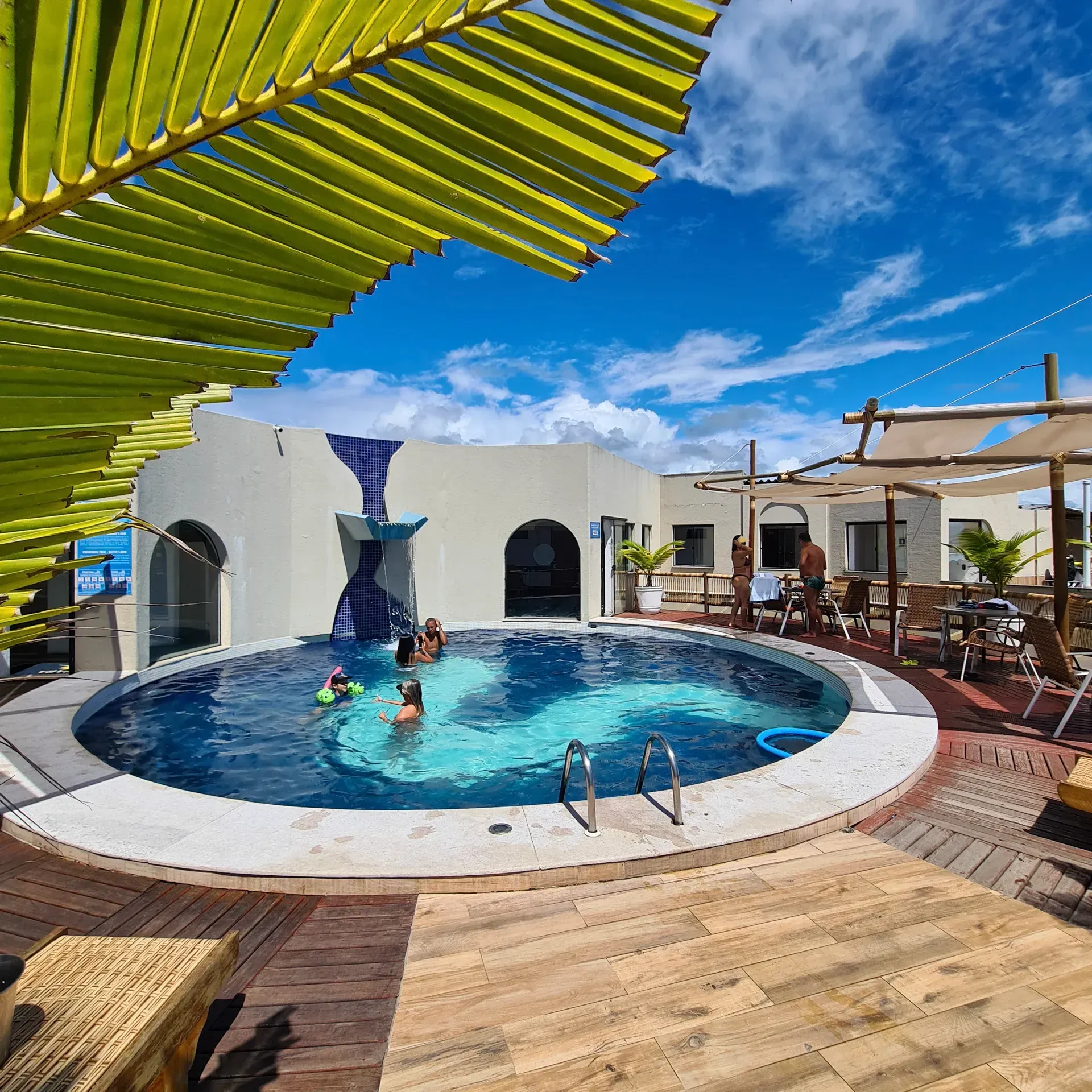 Um grupo de pessoas está nadando em uma grande piscina