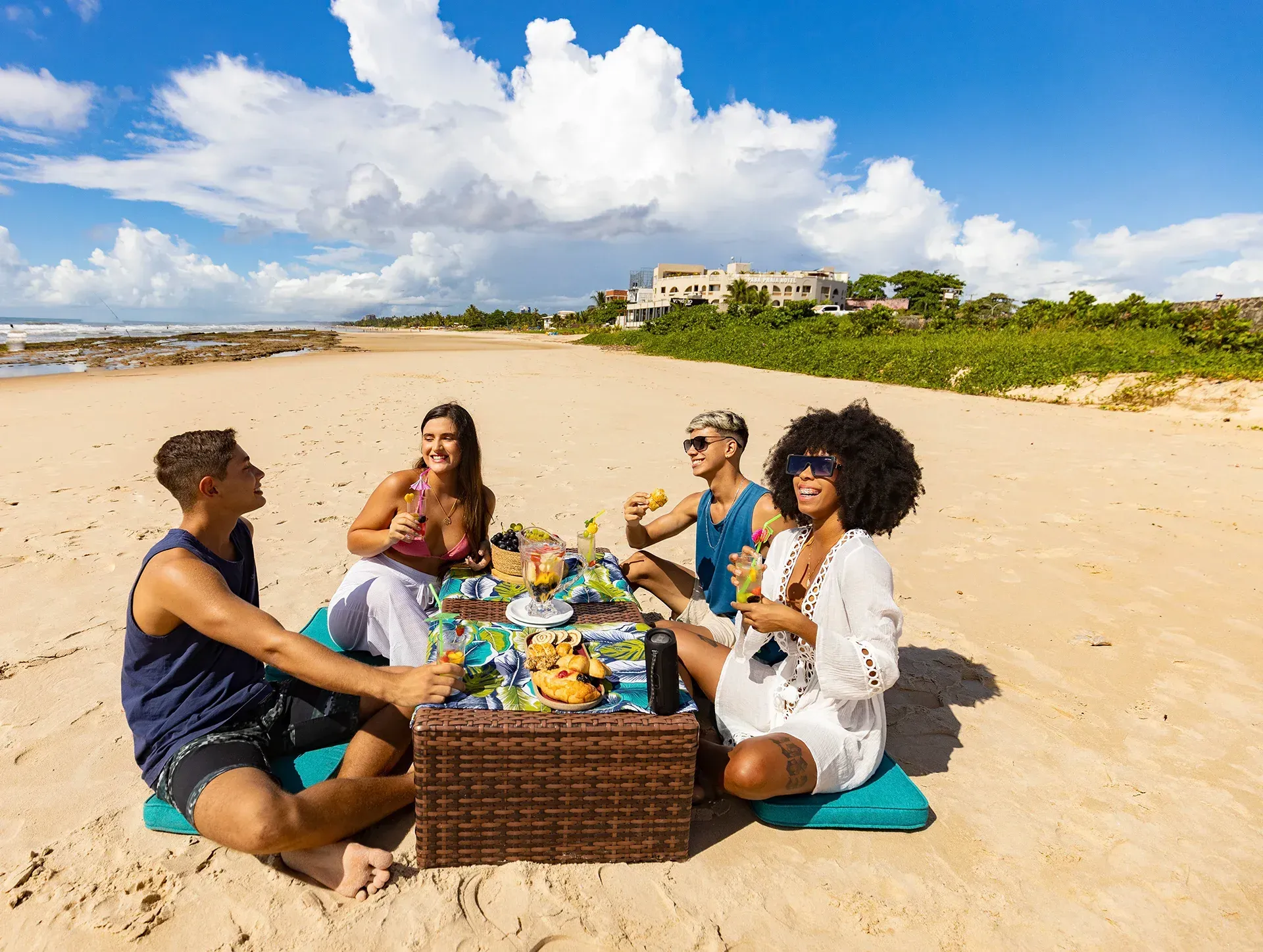 Um grupo de pessoas está fazendo um piquenique na praia.