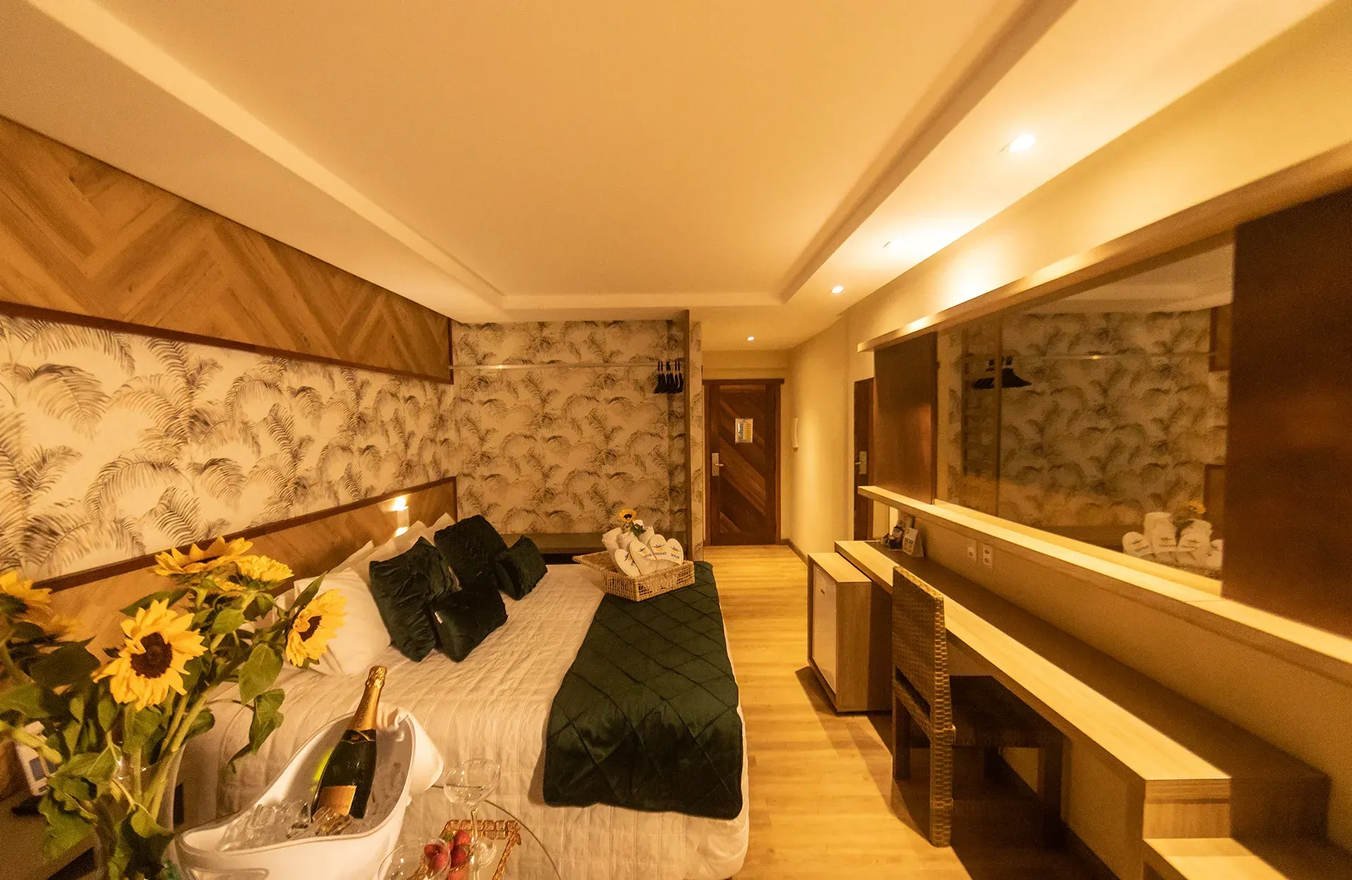 Um quarto de hotel com uma cama grande e uma mesa