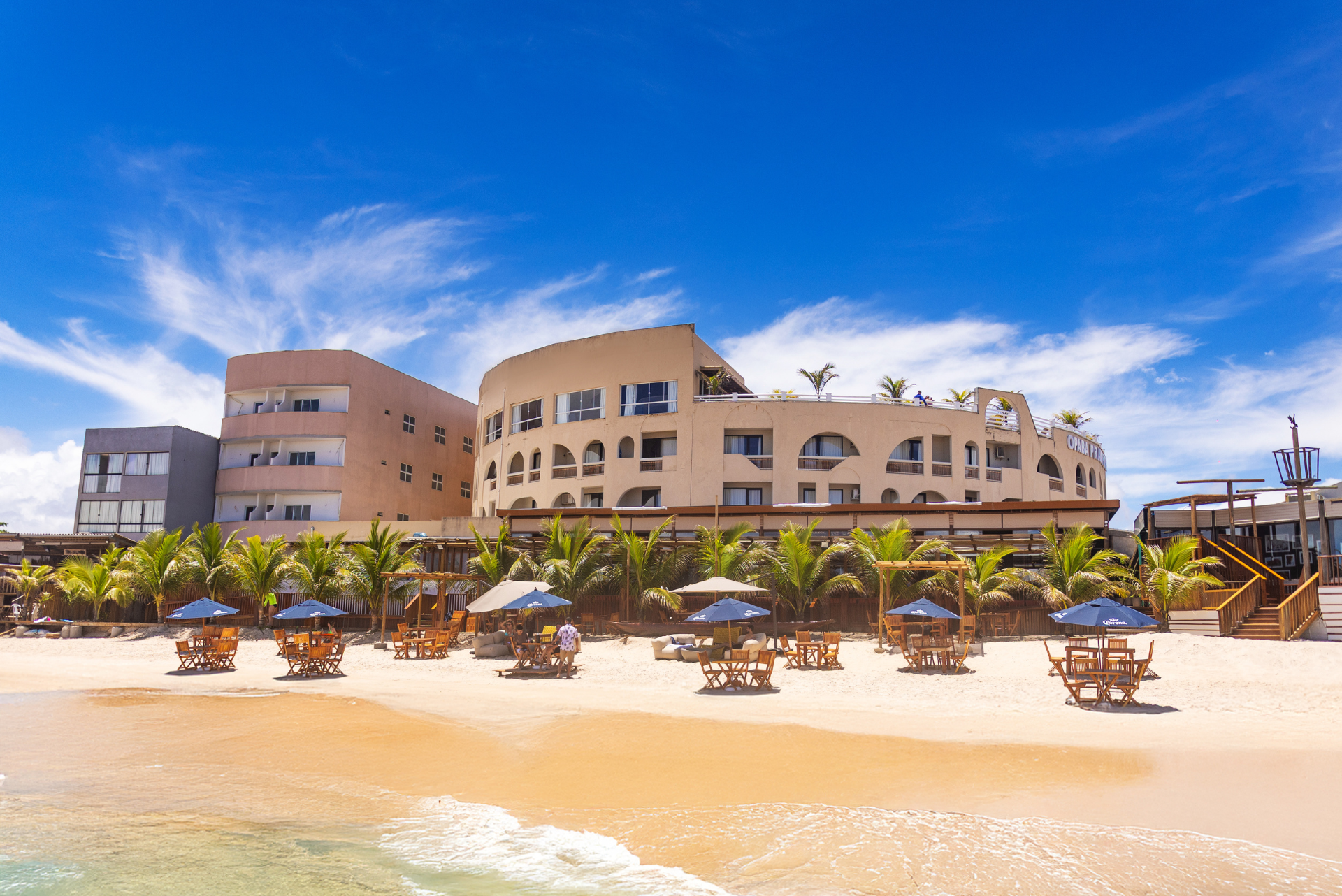 Uma família está sentada no sofá de uma sala de estar.