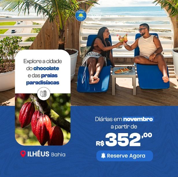 Um homem e duas mulheres estão correndo na praia de mãos dadas.