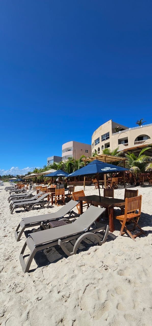 Uma família está fazendo um piquenique na praia.