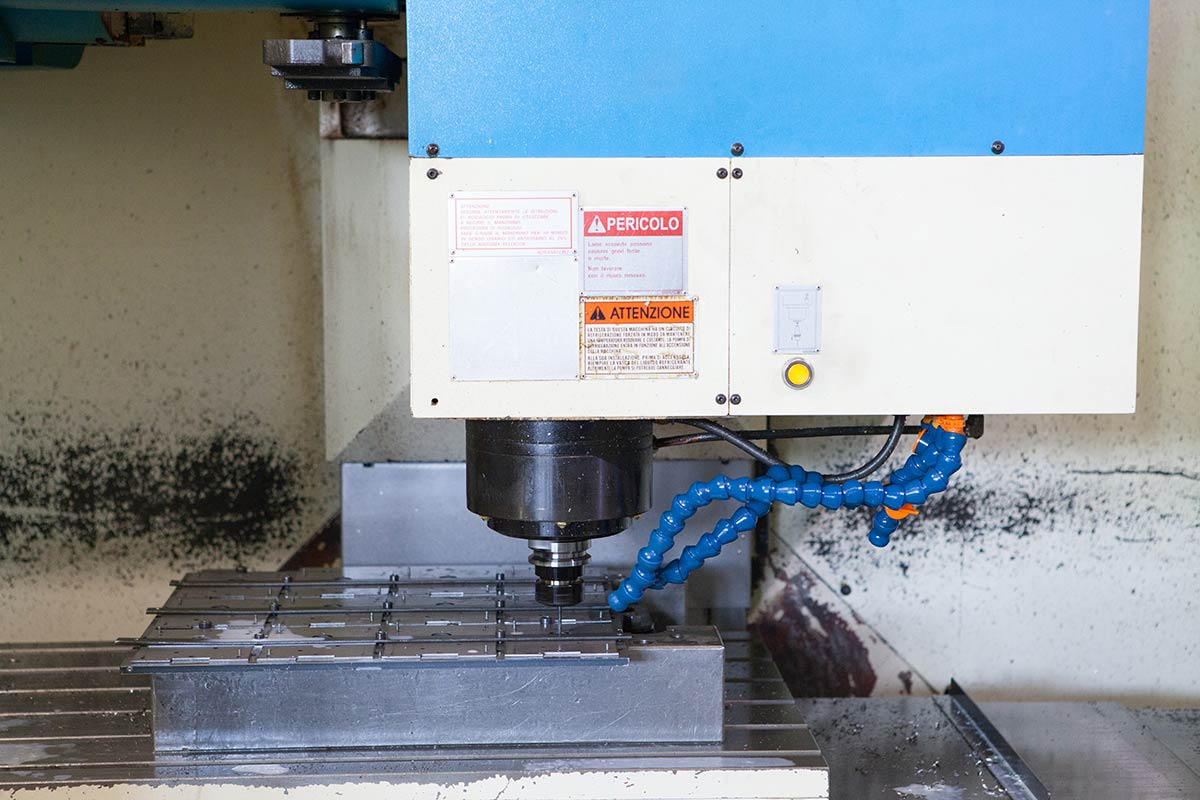 Industrial machinery for cutting metal