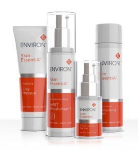 Vier Flaschen Environ Skin Essentials auf weißem Hintergrund