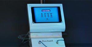 Auf einem Tisch steht ein weißer Computer mit blauem Bildschirm.