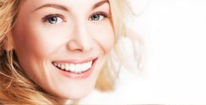 Eine Nahaufnahme des lächelnden Gesichts einer Frau.