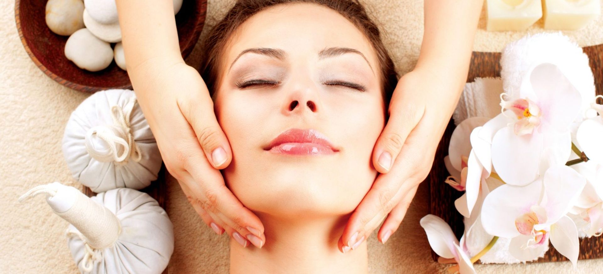 Eine Frau bekommt in einem Spa eine Gesichtsmassage.