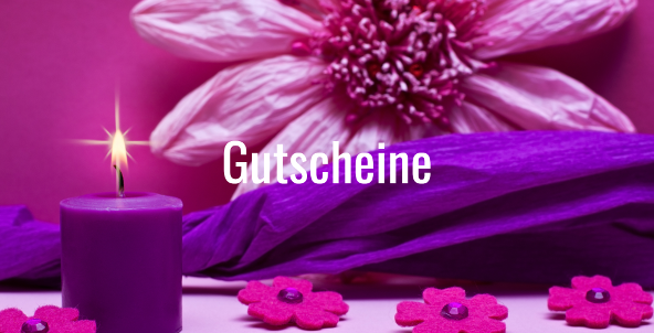 Eine violette Kerze wird vor einer rosa Blume angezündet