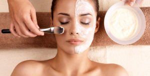 Eine Frau bekommt in einem Spa eine Gesichtsbehandlung.