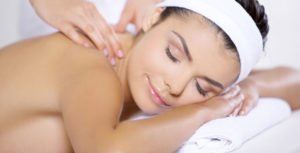 Eine Frau bekommt in einem Spa eine Massage.