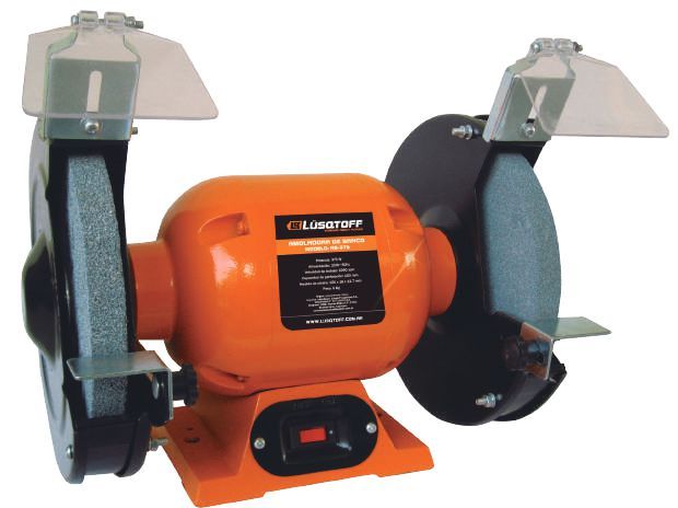 Amoladora de banco naranja con dos muelas abrasivas, protectores de seguridad e interruptor de encendido.