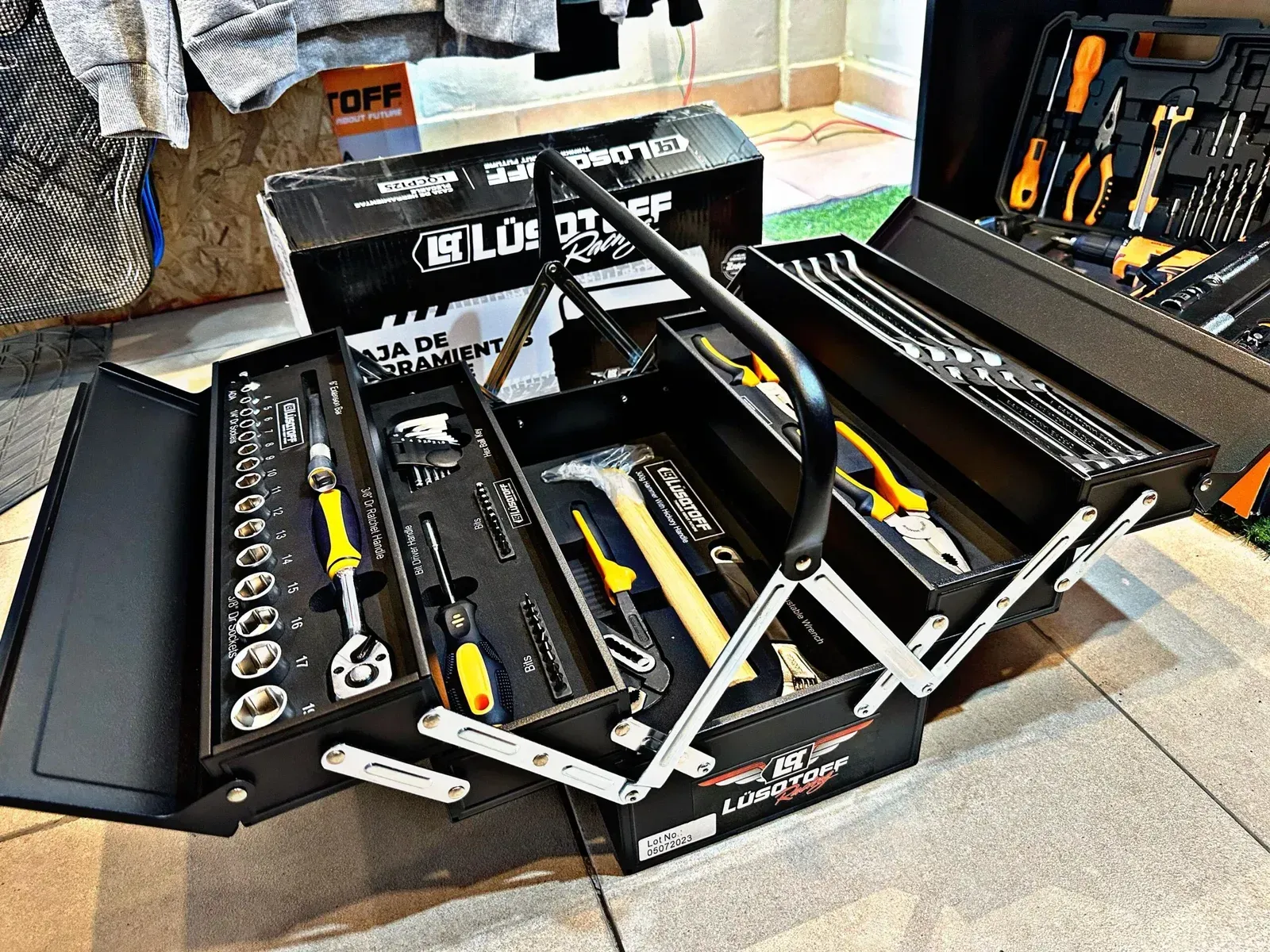 CAJA DE HERRAMIENTAS PLEGABLE • 64 PIEZAS