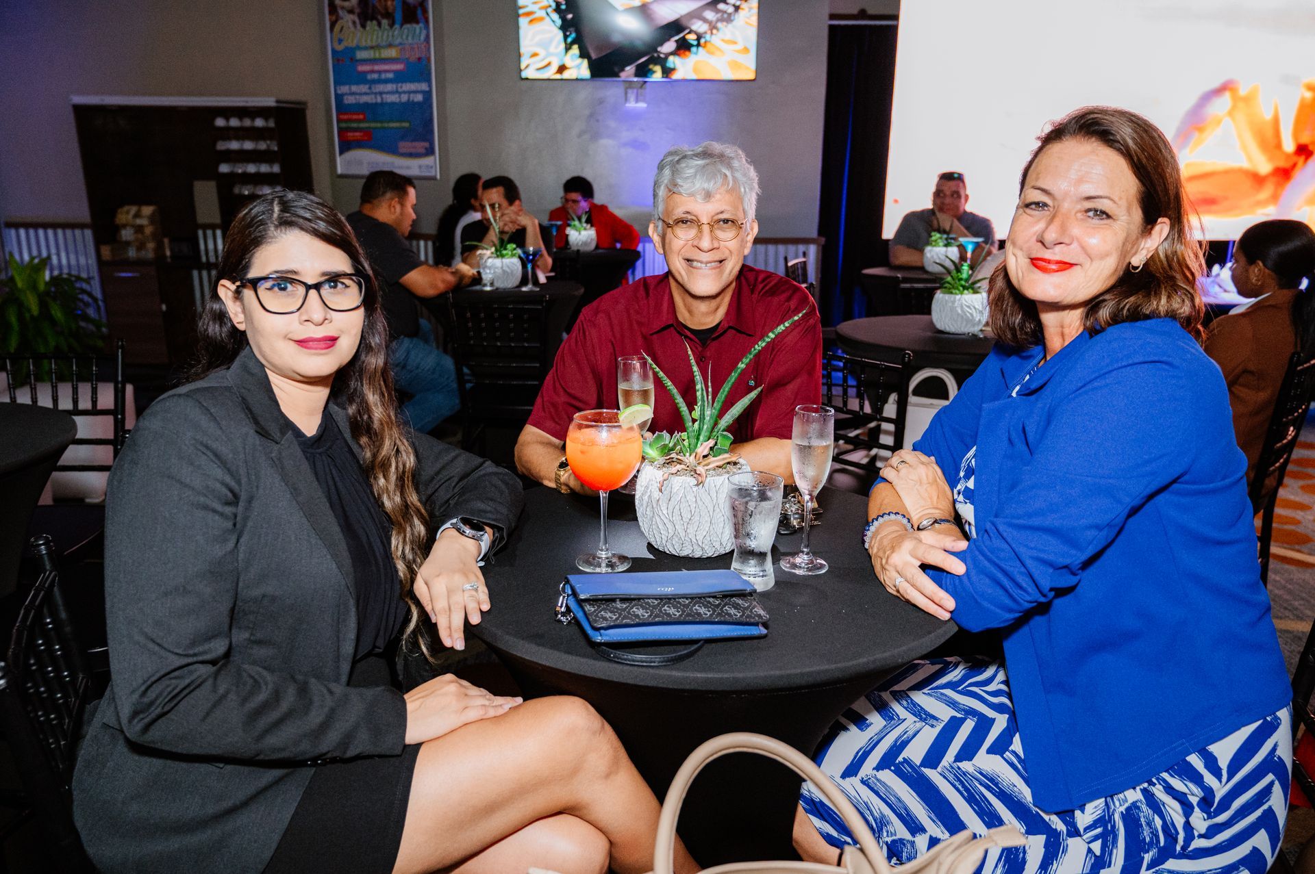 A group of people are sitting at a table in a restaurant.