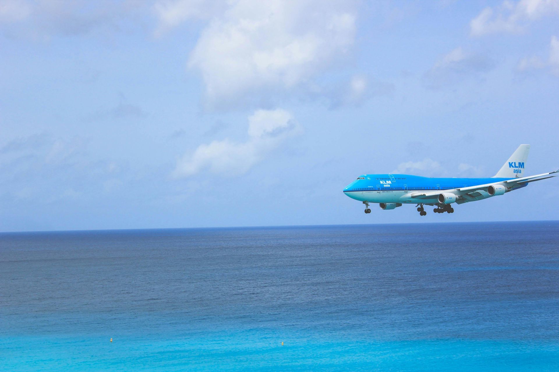 KLM airplane landing in aruba