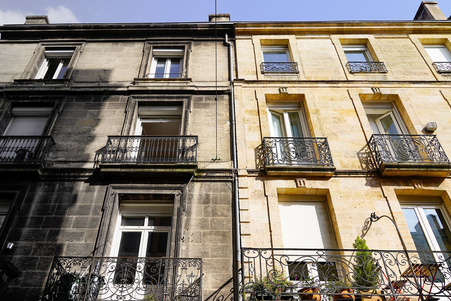una foto prima e dopo di un edificio con balconi