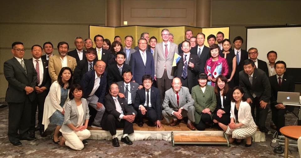 Group photo with Canadian Ambassador to Japan and members of Tokai Japan Canada Society.