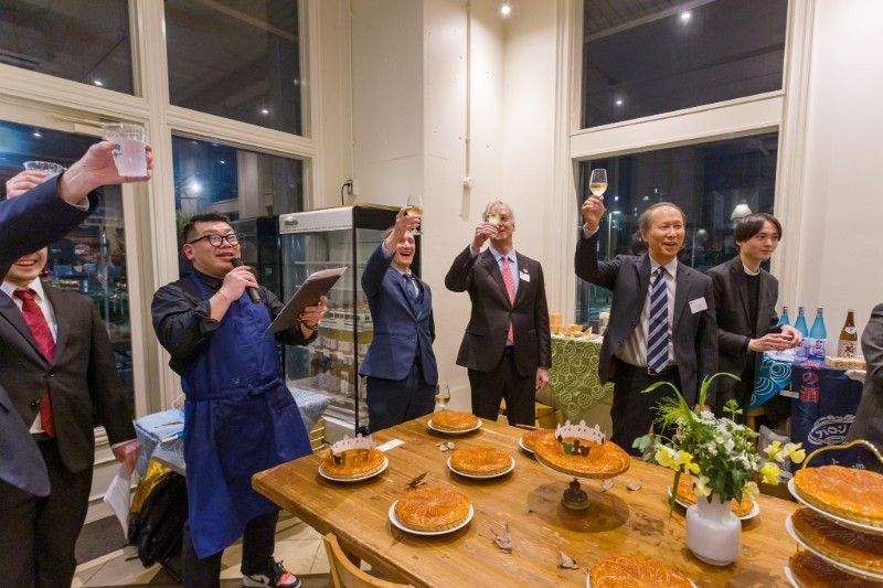 名古屋のガレット・デ・ロワ新年交流会で乾杯する国際団体の代表者たち