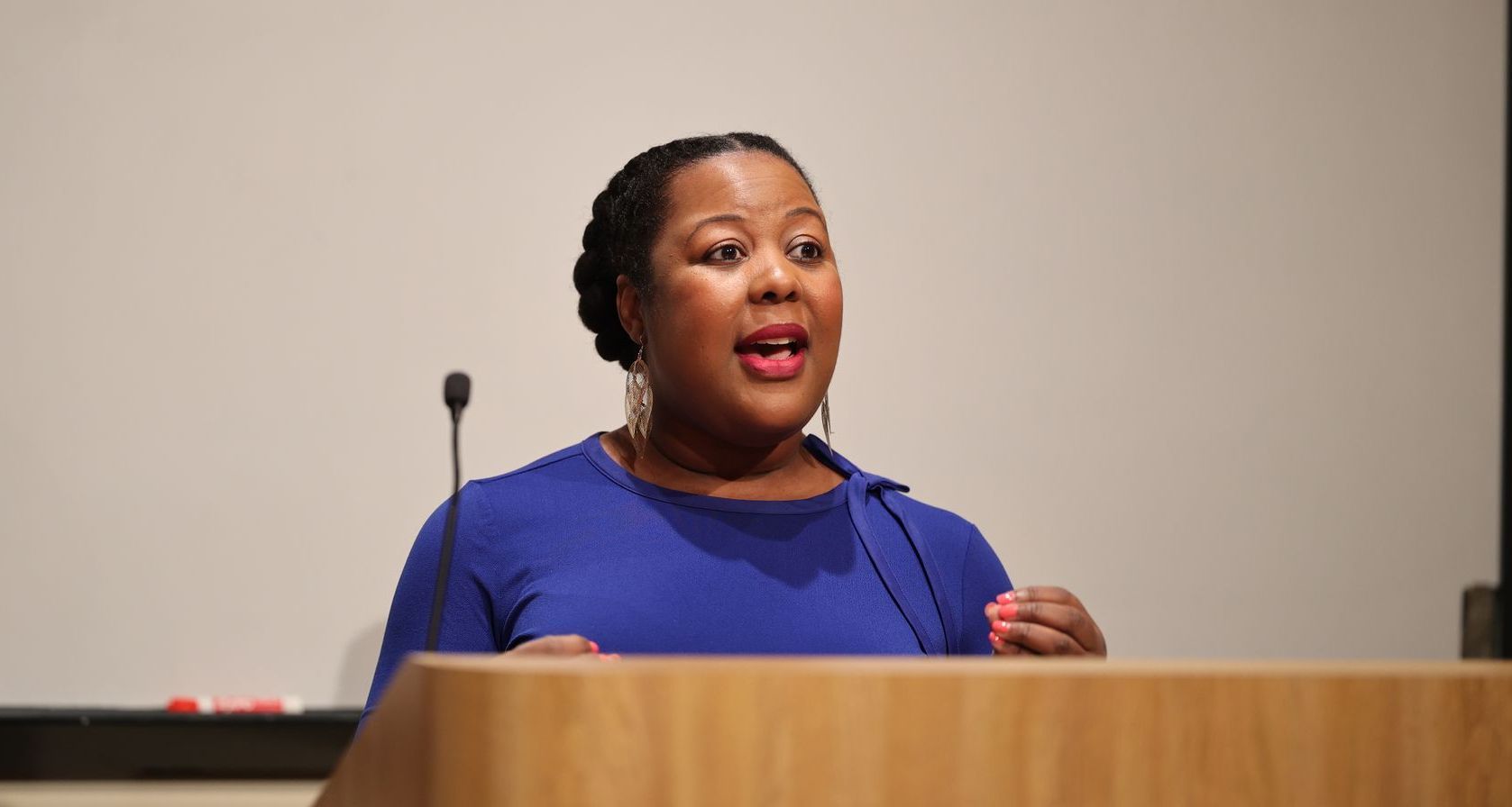 Keynote Speaker Philomena Speaking at a business conference