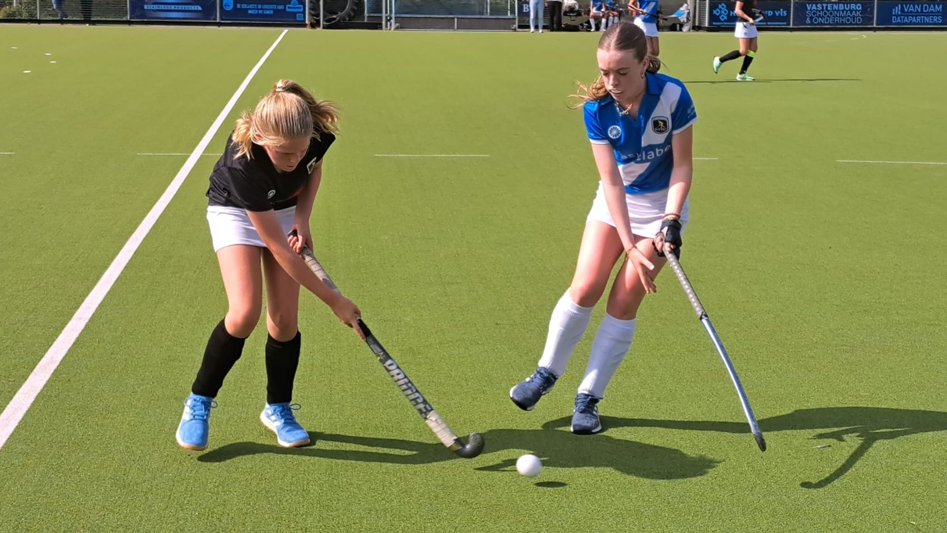 Rennende hockey dames in een duel
