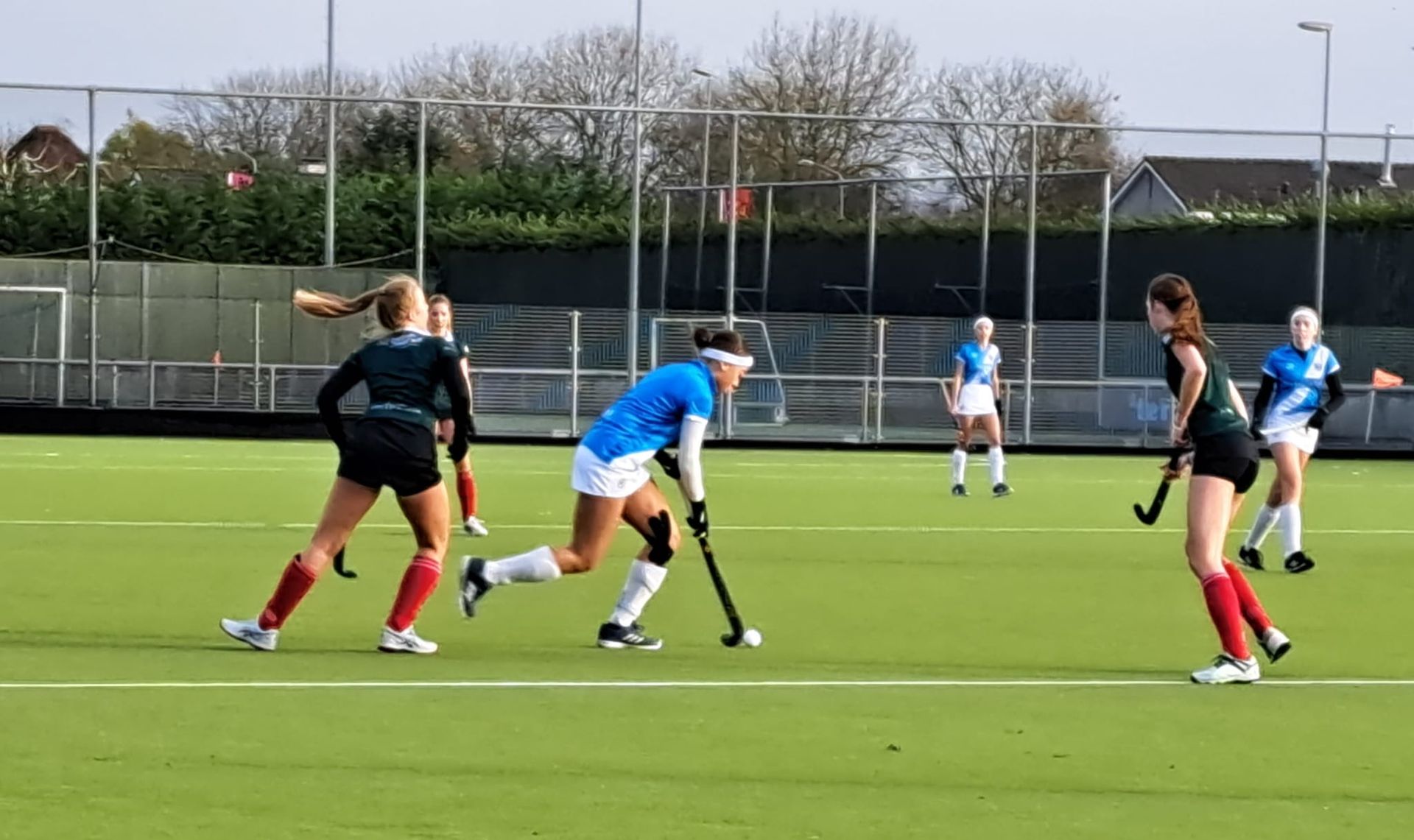 Spelende hockey dames