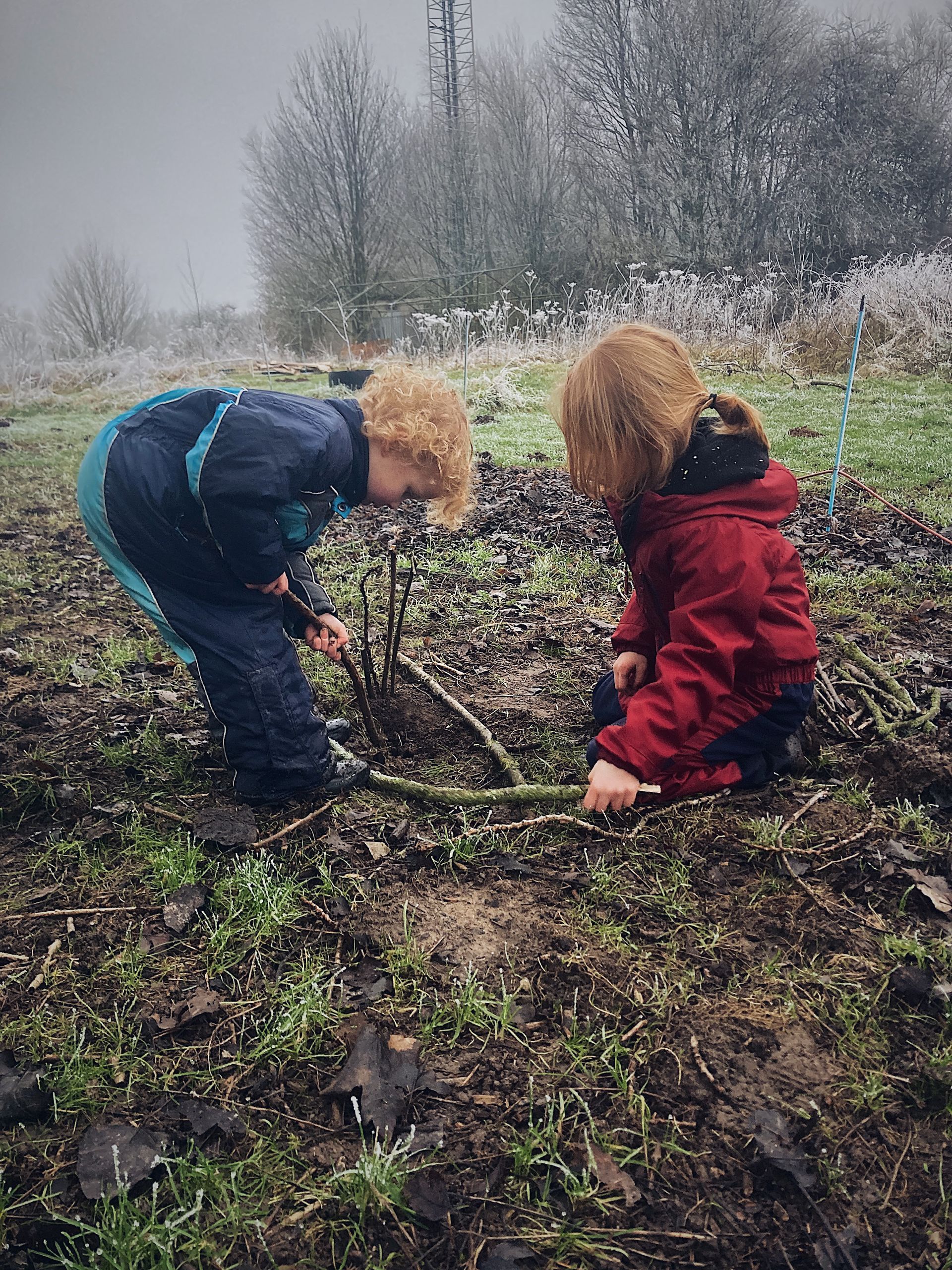 erbeelding, zorgzaamheid en spel in de kou — kinderen creëren samen een veilige plek voor een dier dat alleen in hun fantasie leeft.