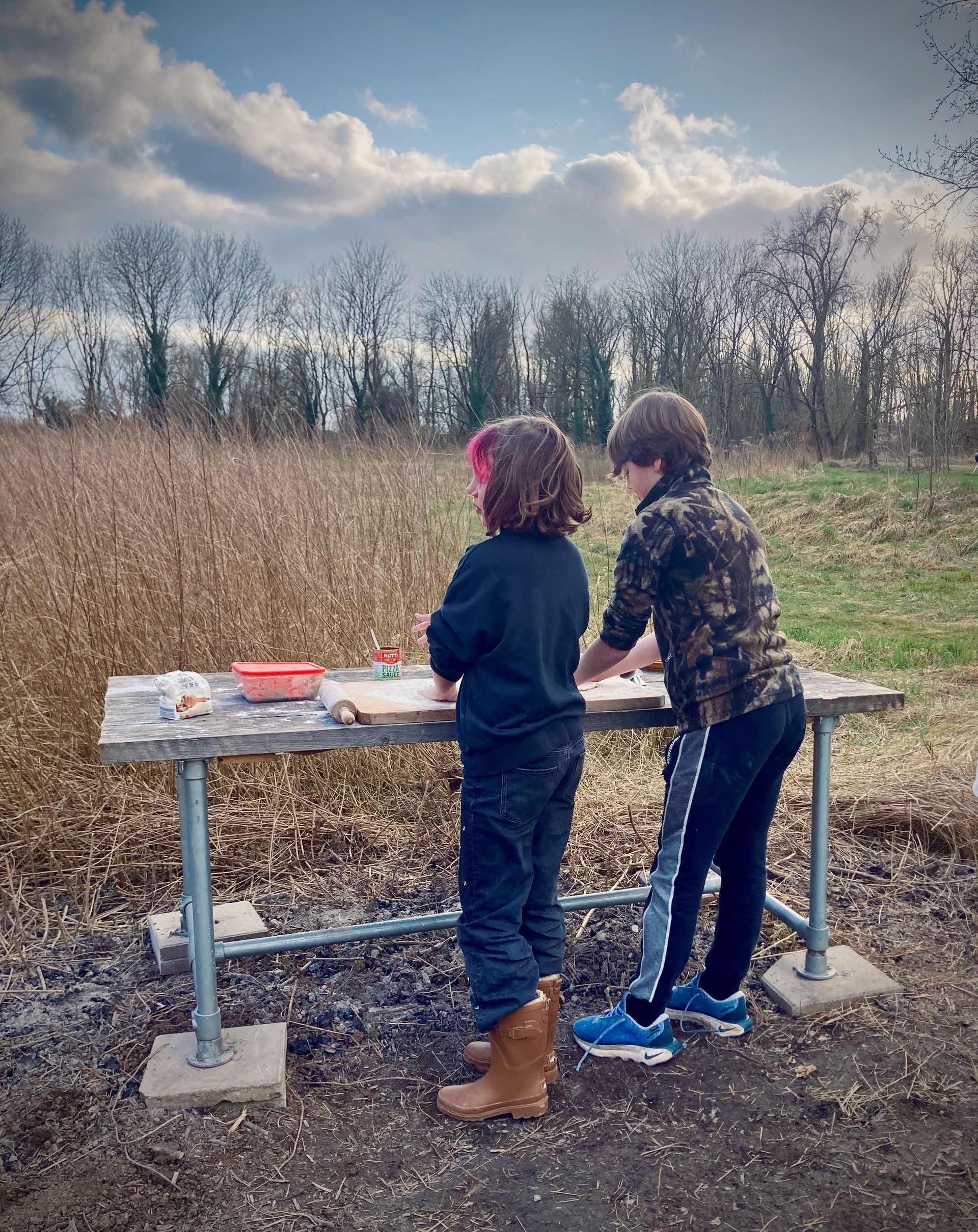 Jongen speelt een slim spel bij Willow BSO – denkvermogen en autonomie voor HB kinderen in Lathum, Zevenaar