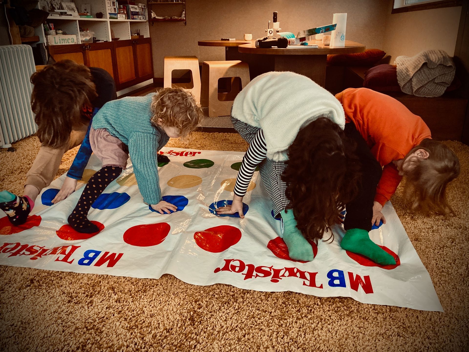 Twee hoogbegaafde kinderen spelen met de tennispaal in het veld bij Willow BSO – actieve natuurbeleving en samenspel in Lathum