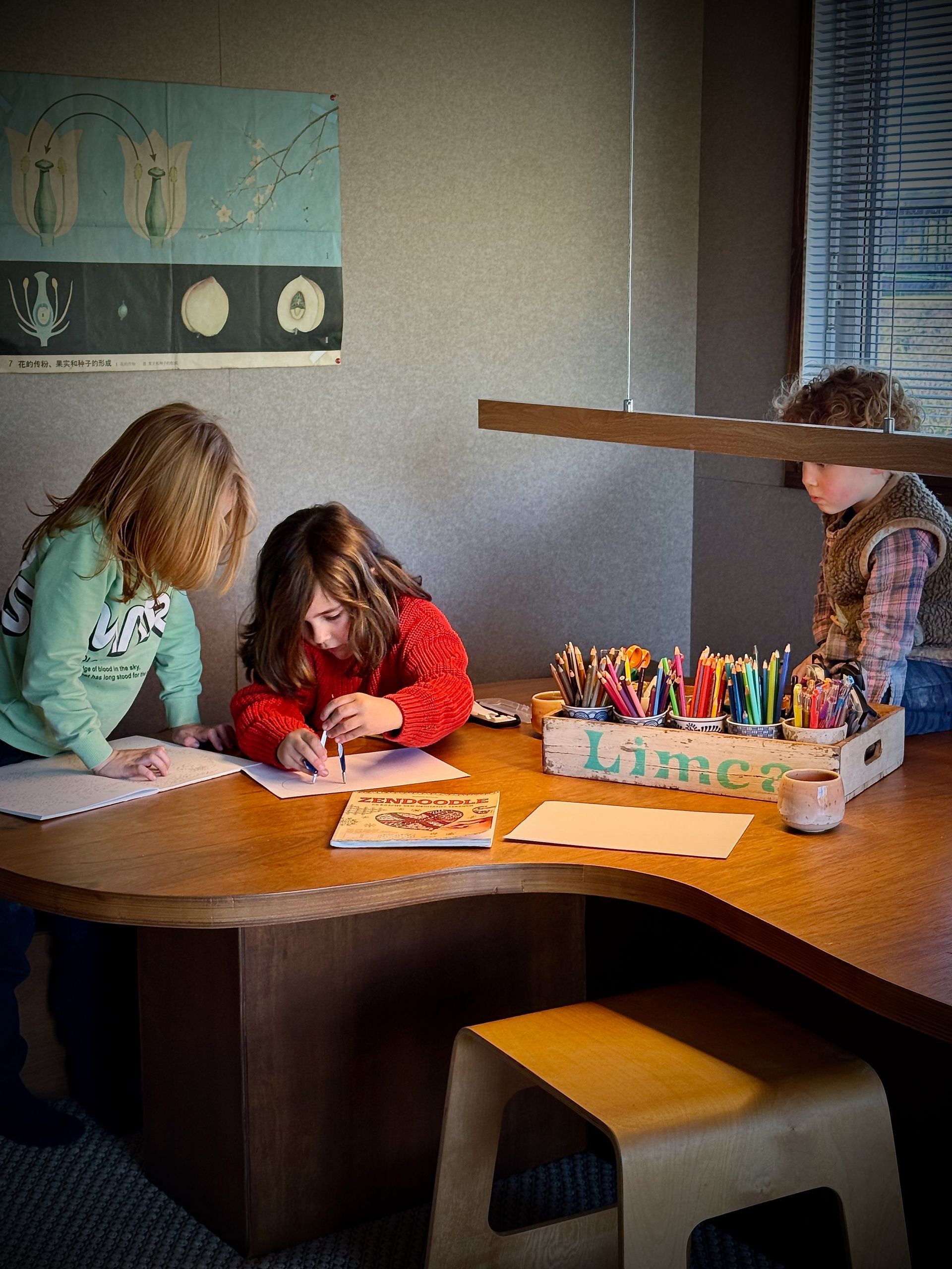 HB kinderen doen hun eigen creatieve activiteit aan tafel bij Willow BSO – autonomie en expressie in Lathum