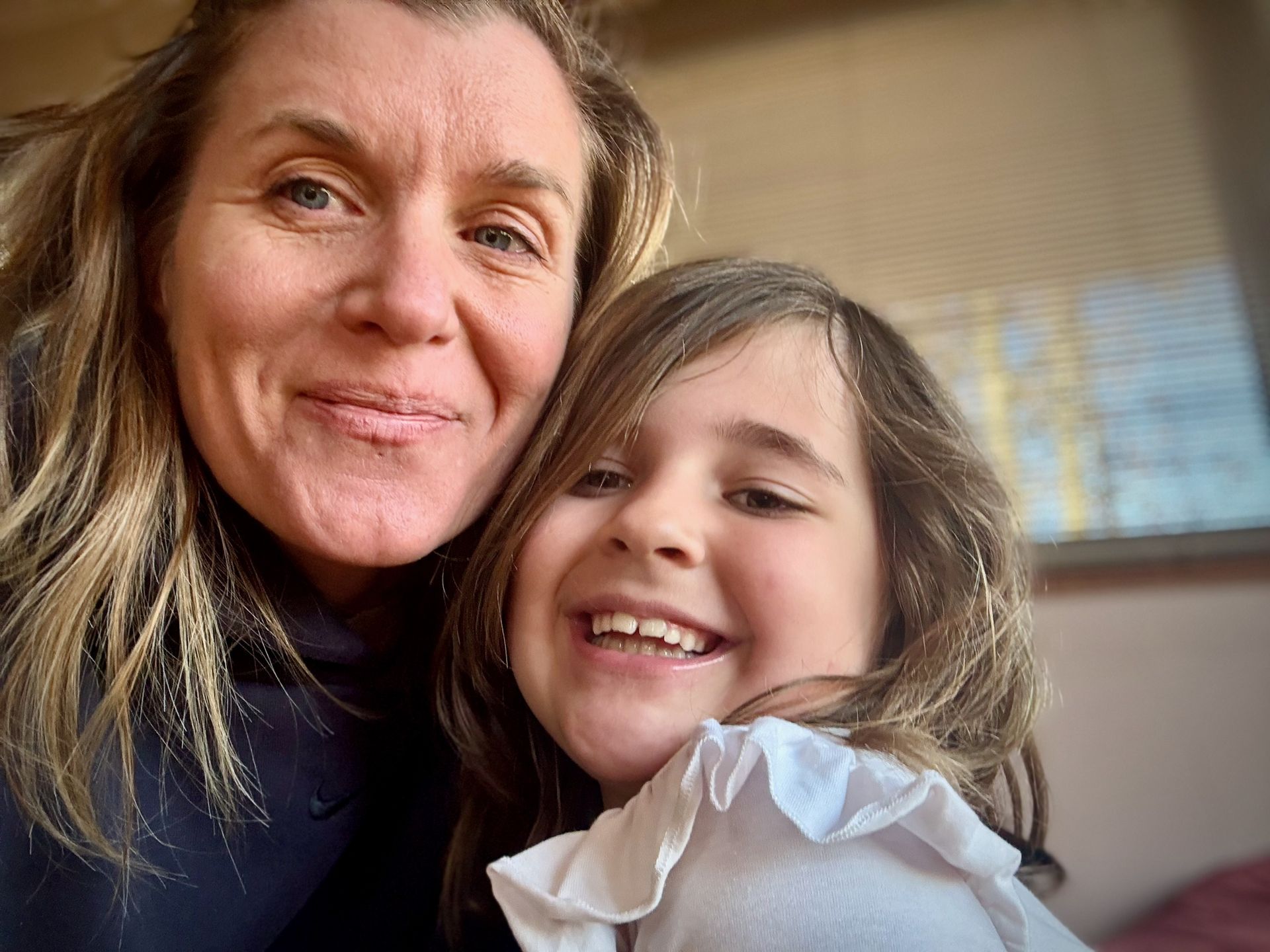 Annelies knuffelt een HB kind bij Willow BSO – zorg, vertrouwen en verbinding in Lathum