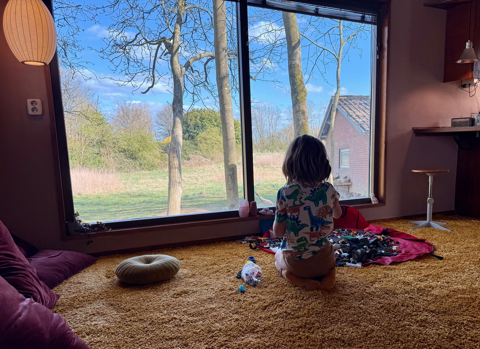 Kind creatief aan het spelen bij het tiny house van Willow BSO in natuurgebied Lathum