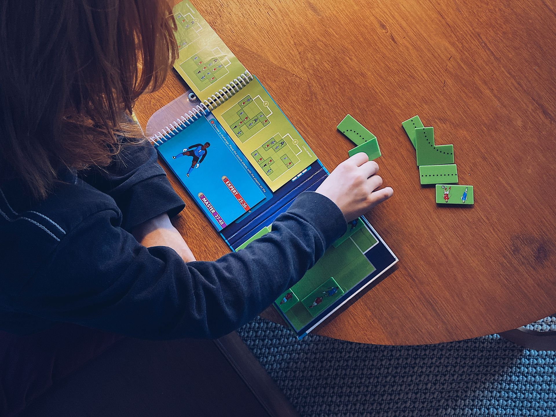 Jongen speelt een slim spel bij Willow BSO – denkvermogen en autonomie voor HB kinderen in Lathum, Zevenaar