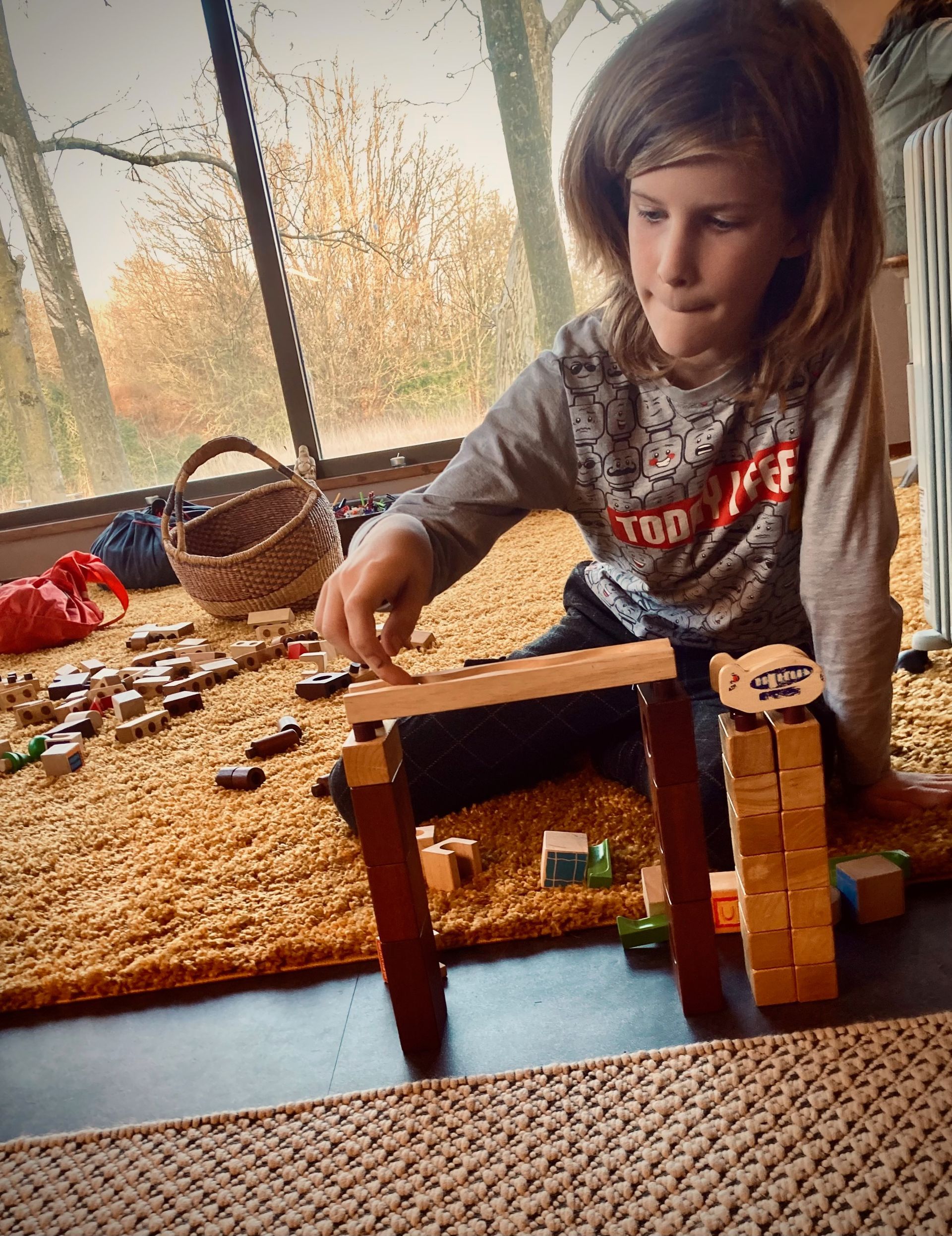 Twee kinderen op zoek naar veren aan het meer bij Willow BSO – een moment van verwondering en natuur