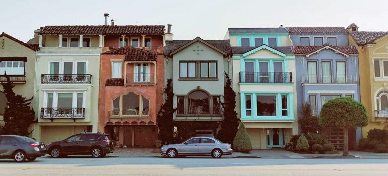 Houses next to each other in one of the areas where you can live in San Francisco on a smaller budget