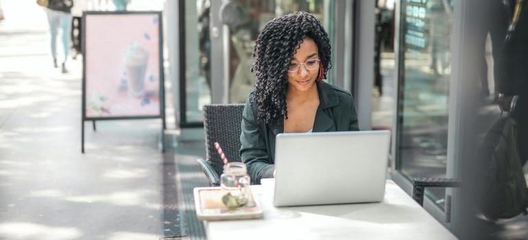 Young woman working outside because the mild climate is another reason that makes Silicon Valley a startup heaven