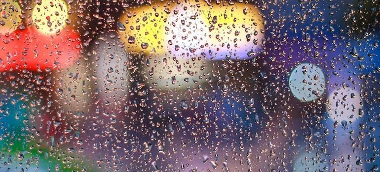 A window with raindrops on it