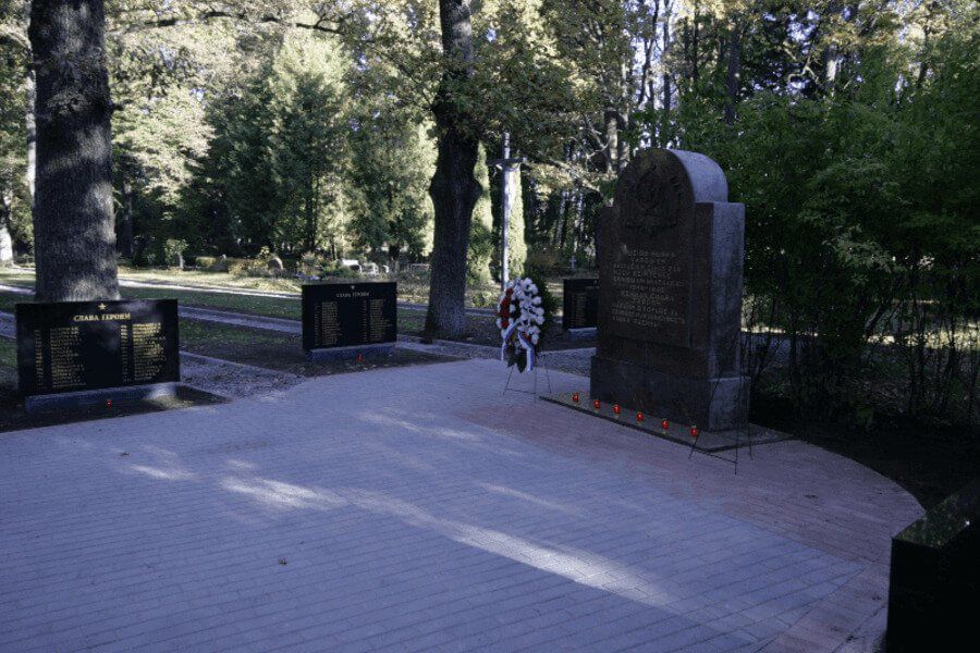 Мемориальные памятники и ансамбли из натурального камня