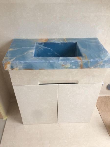 Akmens virsmas vannas istabai